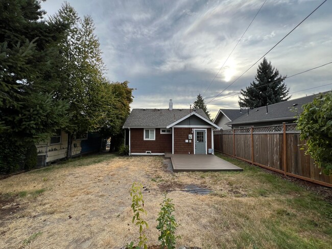 Building Photo - Charming and updated 2 bedroom, 1 bath bun...