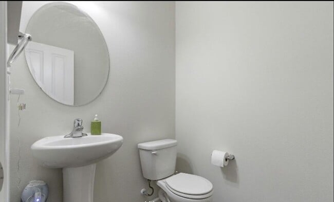 Building Photo - Large 4 bedroom home-Pet friendly!