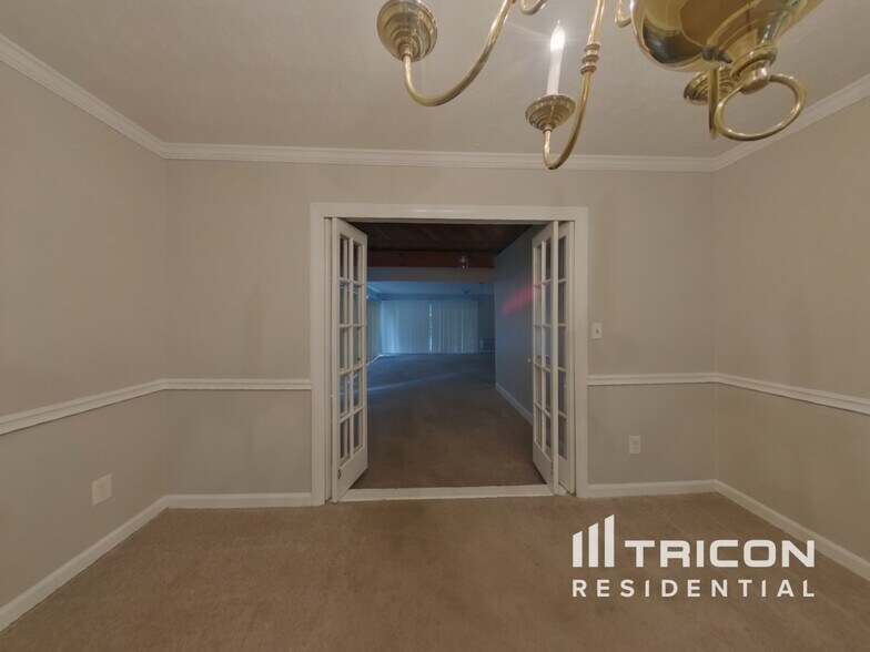 Building Photo - 2544 Highland Dr SE