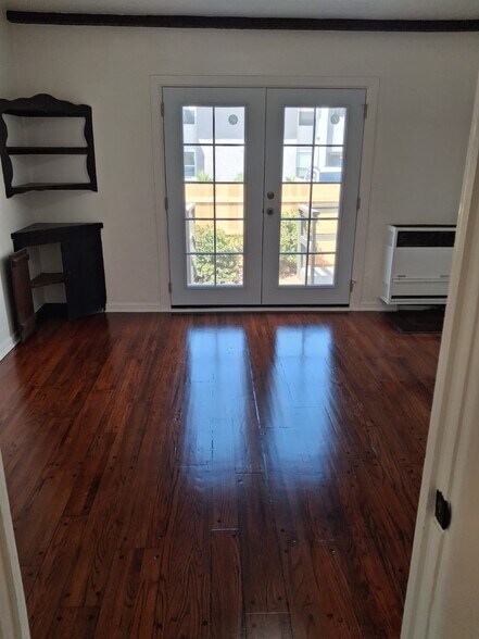 Building Photo - 626 Emory St