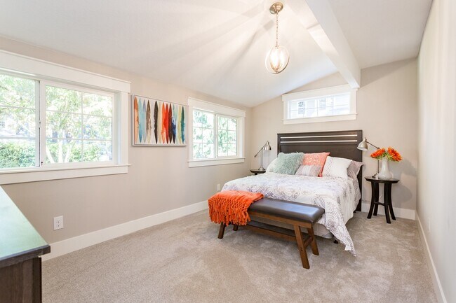Building Photo - Gorgeous Lake Oswego Remodeled Cottage
