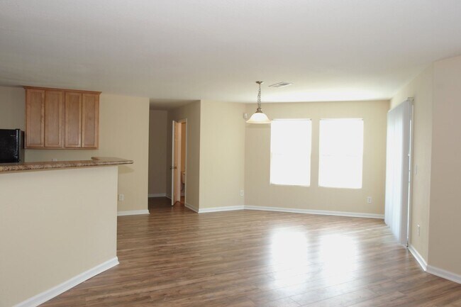 Building Photo - Move-In Special!