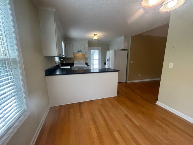 Building Photo - 208 Charles Towne Ct