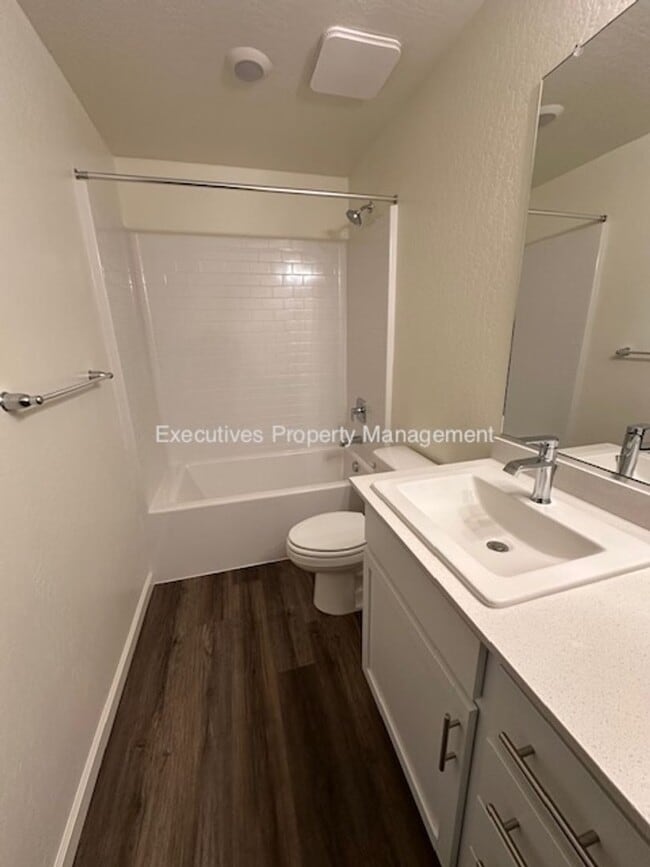 Building Photo - 11 River Oak Ct