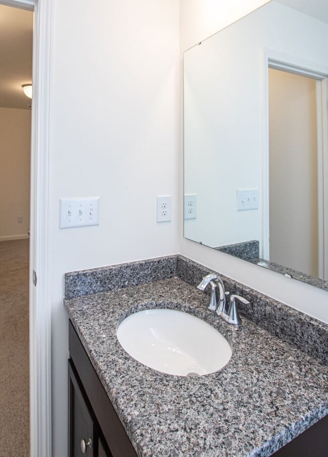 Building Photo - BEAUTIFUL 3BD/2.5BTH Townhome in Belmont a...