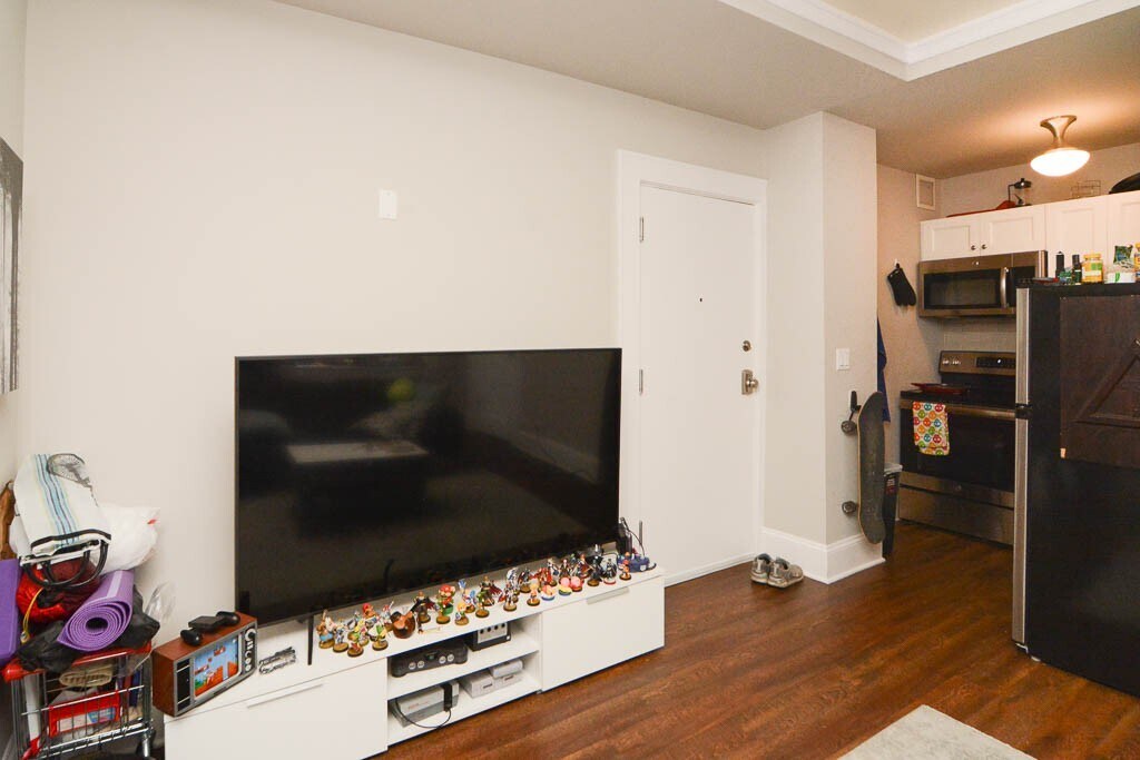 Building Photo - 817 W Lakeside Pl