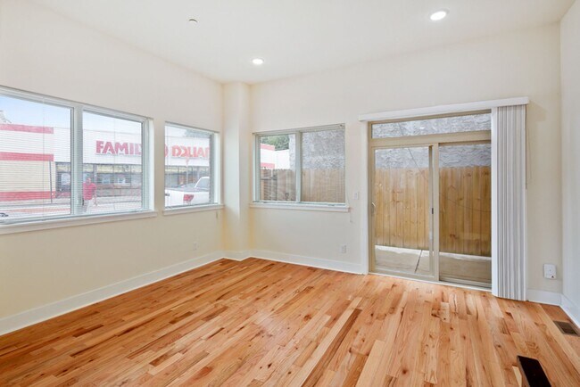 Building Photo - 2100 Sears St