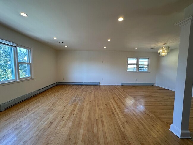 Building Photo - 33 E 51st St