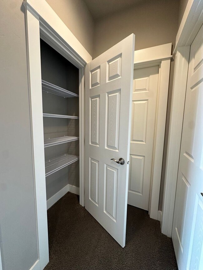 Building Photo - Beautiful Stone Creek Home | Open Layout, RV Parking & Private Pool Access