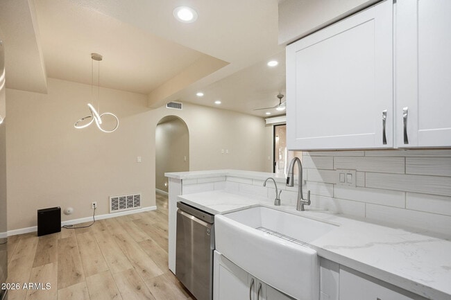 Building Photo - 9708 E Vía Linda