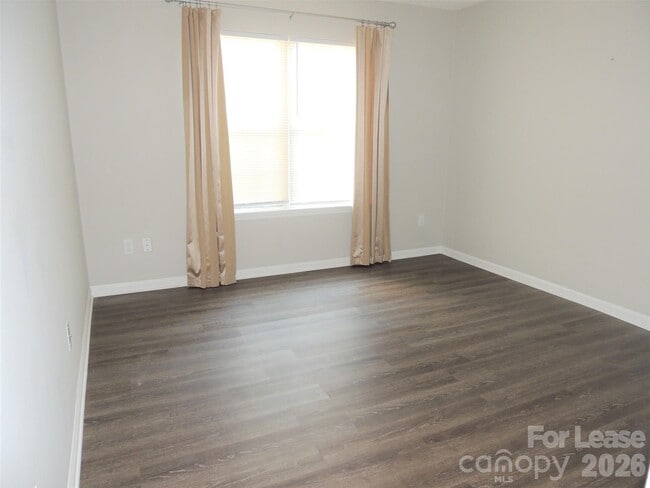 Building Photo - 9252 Kings Canyon Dr