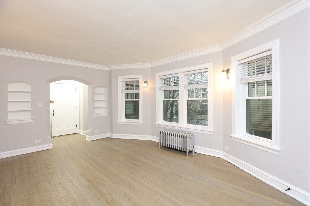 Building Photo - 1352 W Carmen Ave