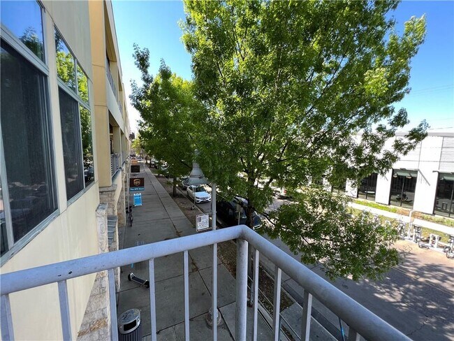 Building Photo - 2401 E 6th St