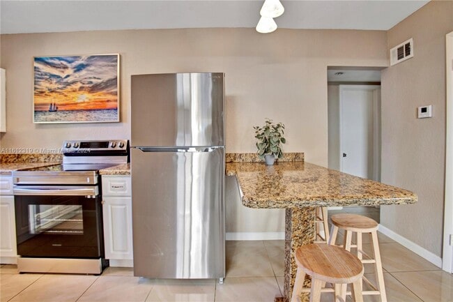 Building Photo - 1104 NE 16th Ave