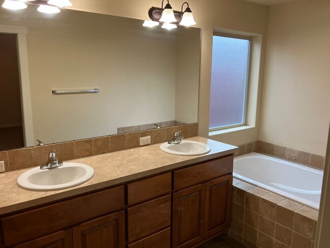 Building Photo - Beautiful Craftsman Style Home in Felida - 3 Bedroom/2.5 Bath - Available for showing on 3/30!