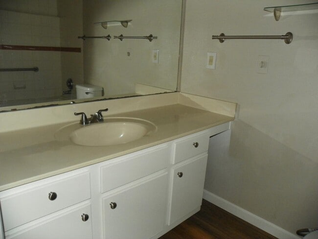 Building Photo - 811 Country Club Dr SE