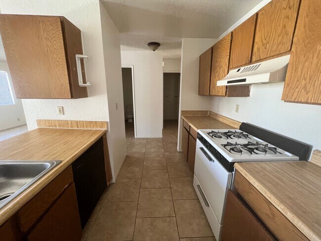 Building Photo - 2 Bedroom 1.5 Bath w Pool