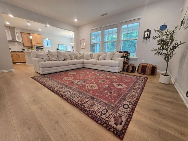 Building Photo - 5 Bedrooms! Stunning 5BR/4BA North Ridge P...