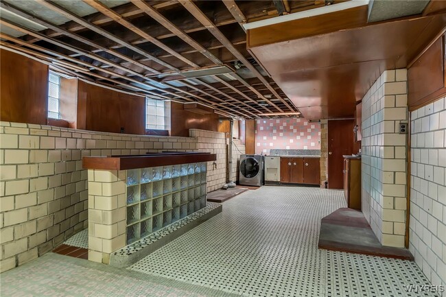 Building Photo - 1384 Amherst St