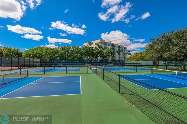 Building Photo - 3150 N Palm Aire Dr