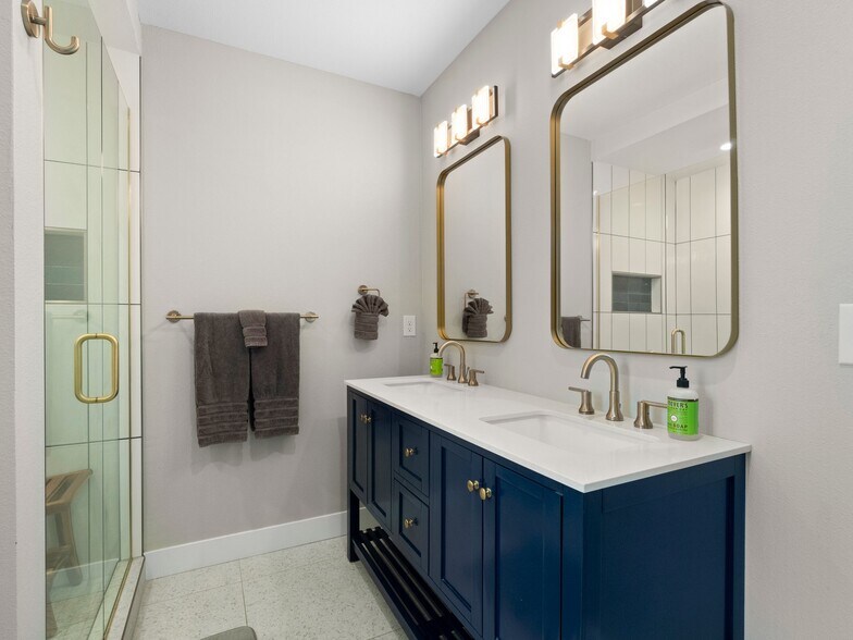 Double vanity - 3840 Eliot St