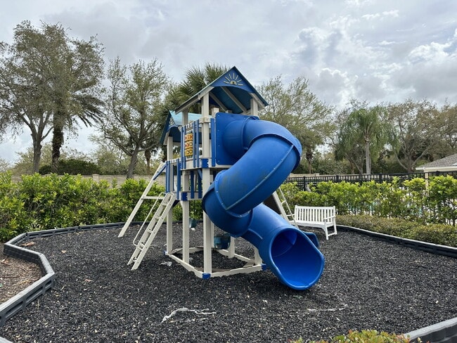 Building Photo - "Spacious 3-Bed Townhouse with 2.5 Baths in Beautiful Bradenton!"