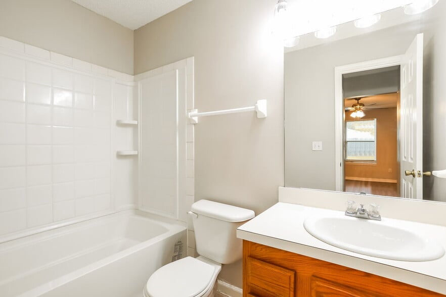 Building Photo - 2643 Pinewood Blvd E