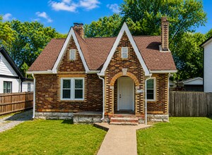 Building Photo - 3 Bed, 2 Bath Home w/ Fenced Backyard