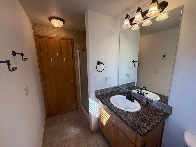 Building Photo - Spacious 3BD/2BA Home with Two-Car Garage,...