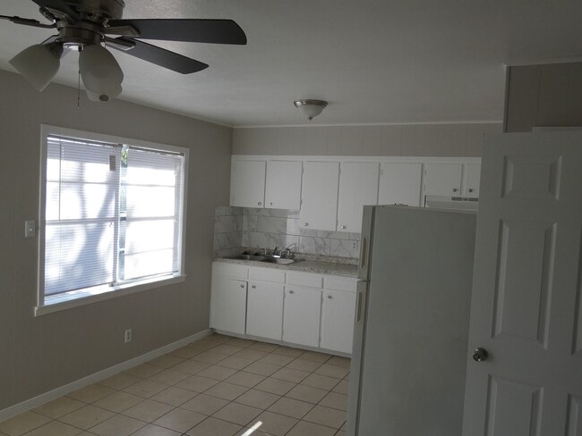 Building Photo - 305 Blair St