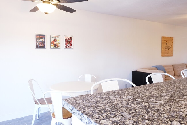 Building Photo - 6127 Meadowhaven Ln