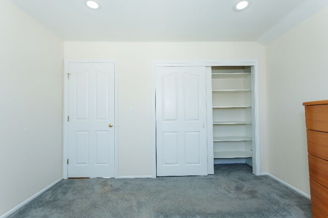 Building Photo - 599 Wilson Ave