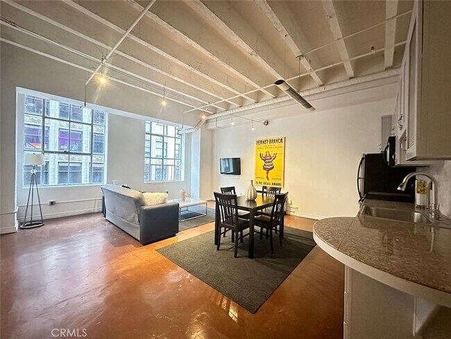 Building Photo - 312 W 5th St
