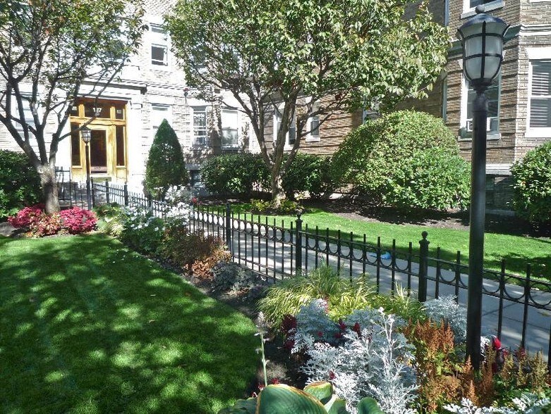 Building Photo - 24 Queensberry St