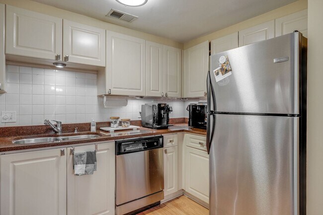 Building Photo - FULLY FURNISHED 2 BED 2 BATH TOWNHOME IN GREENHILLS $2500 PER MONTH.