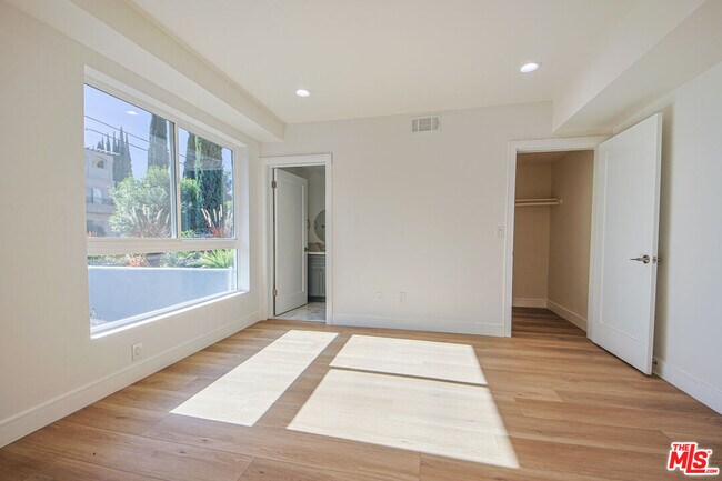 Building Photo - 10803 1/2 Kling St