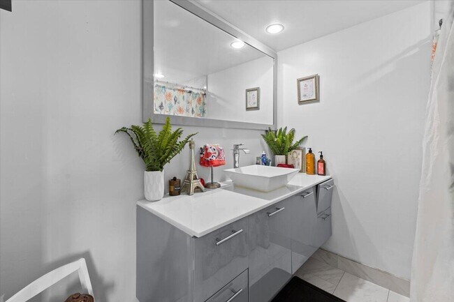 Building Photo - 2704 27th Way