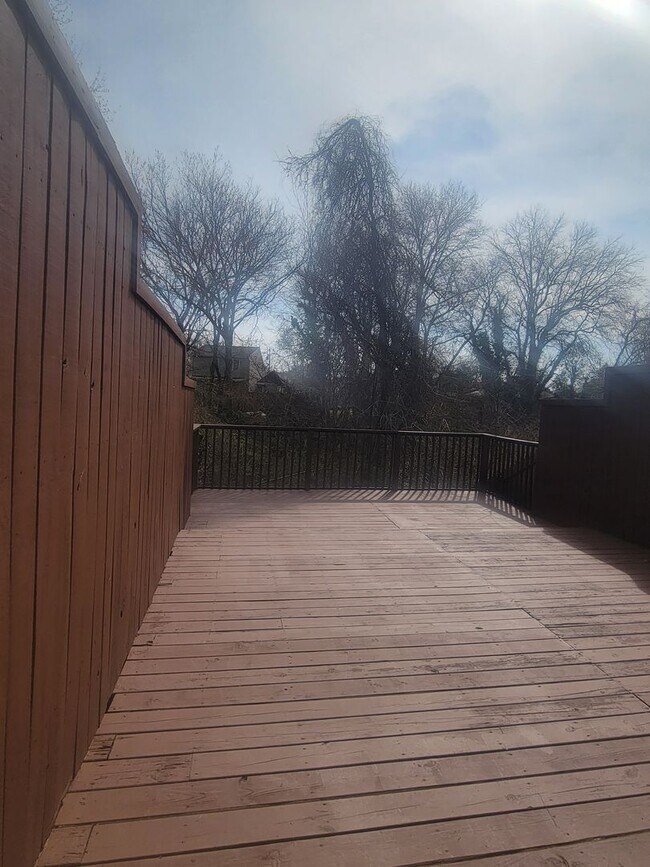 Building Photo - Newly remodelled 3 bedroom 2.5 bath townhouse