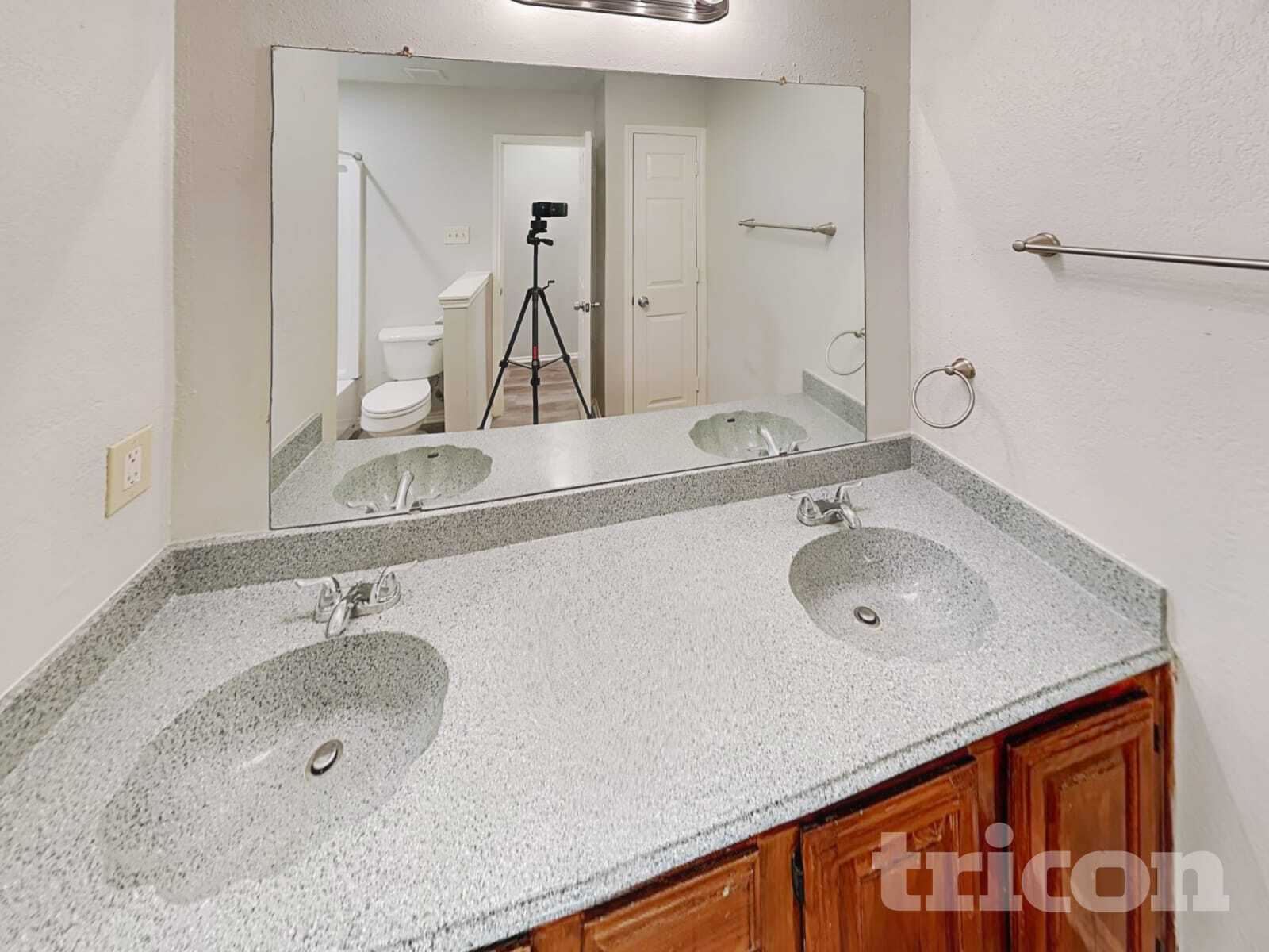 Building Photo - 709 De Soto Dr