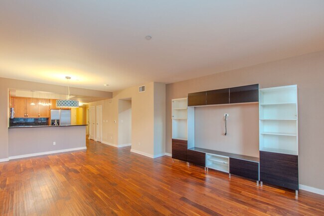 Building Photo - 5440 La Jolla Blvd