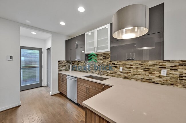 Building Photo - Stunning 3-Bed, 2.5-Bath Townhome in West ...