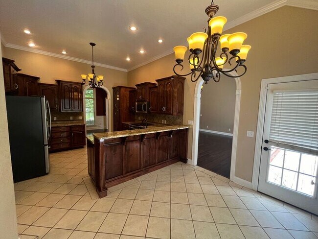 Building Photo - 607 Castle Dr