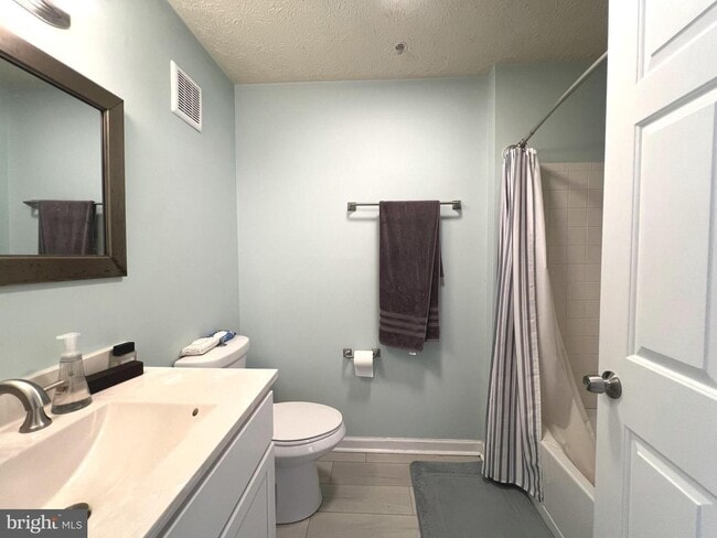 Building Photo - Gorgeous Light-Filled 2BR/2BA Penthouse Co...