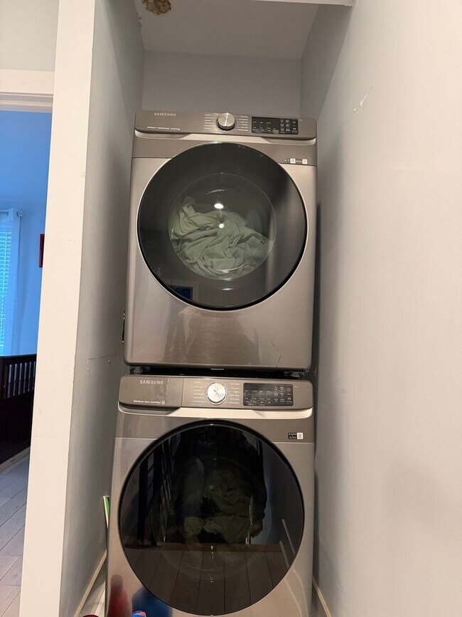 Building Photo - Move-In Ready 4BR Home in the Heart of Port Richmond!