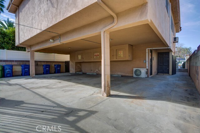 Building Photo - 2232 S Sycamore Ave