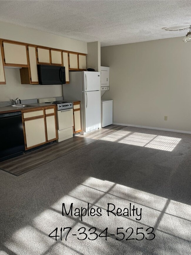 Building Photo - One Bedroom Ground Level Walk In Condo - N...