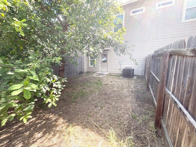 Building Photo - Luxury townhome by Retama Park!