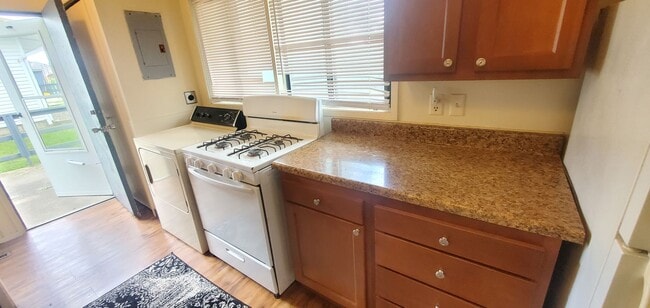 Building Photo - Finleyville 3 Bedroom 1.5 Bath Ranch $1,50...