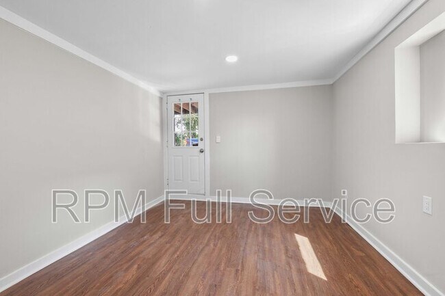 Building Photo - 325 54th Ave N