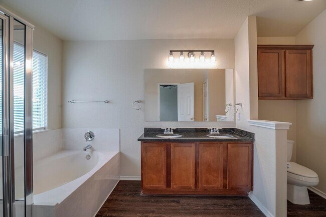 Building Photo - 1313 Honey Blossom Dr